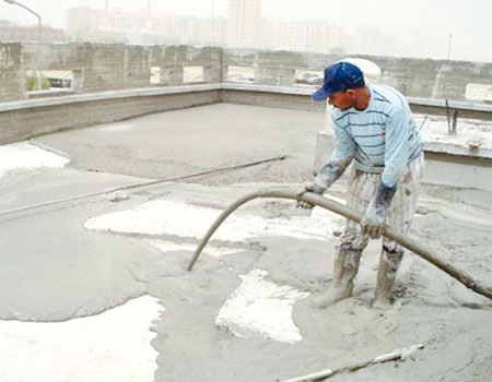 هل العزل الاسمنتي يرش بالماء؟