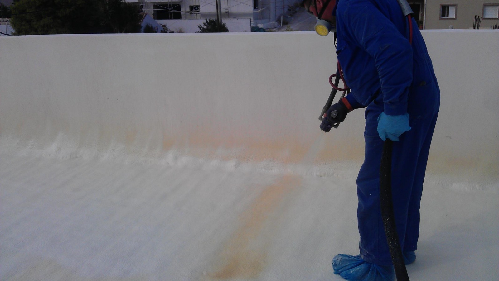 عزل الأسطح بالبيتومين والبلاستيك - بأقل التكاليف 2026 - في دبي 36 كيفية عزل الأسطح في المنازل باستخدام البيتومين والبلاستيك